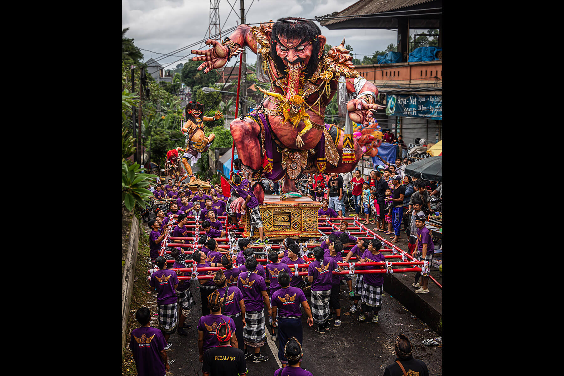 Carying Ogoh Ogoh